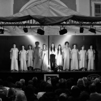 Divadelní představení Kytice zcela zaplnilo klášterní nádvoří