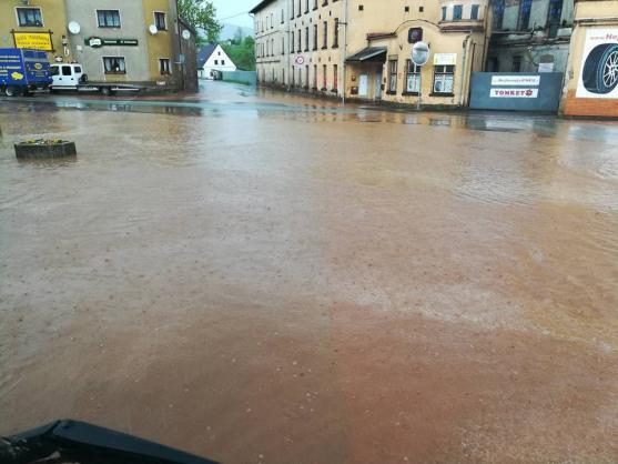 Po bouřce zůstávaly zatopené sklepy a zanesené silnice