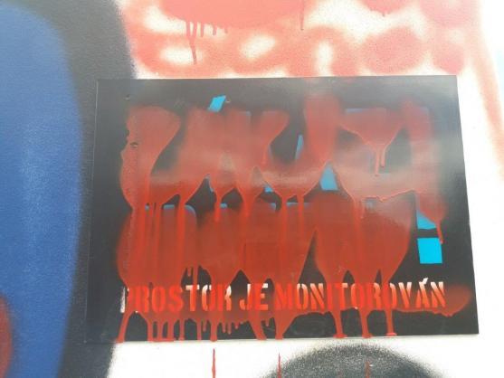 Na dětském hřišti v Polici nad Metují řádili vandalové