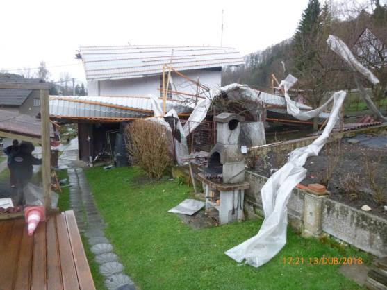 V Teplicích nad Metují strhl vítr střechu rodinného domu