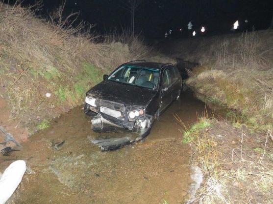 Řidička skončila s autem ve Stěnavě