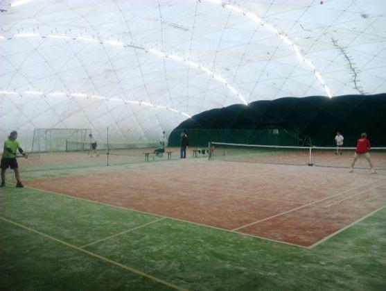 Století hráči tenisu si to rozdali v teplickém Sportcentru