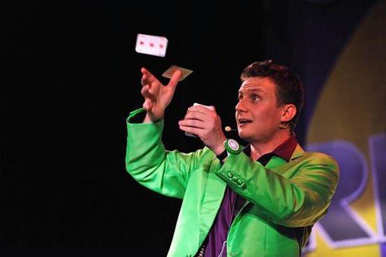 V Broumově vystoupil kouzelník a komik Richard Nedvěd