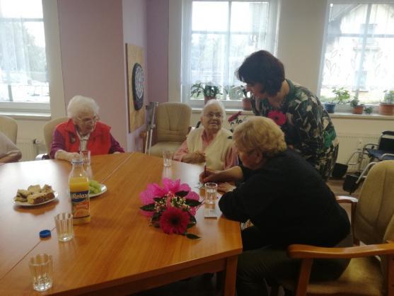 Spisovatelka Ivanka Devátá besedovala s broumovskými seniory