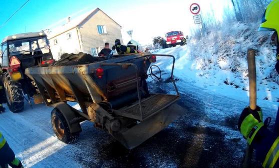 Kamion uvízl na železničním přejezdu ve Žďáru nad Metují