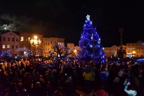Na broumovském náměstí od včerejšího večera září modrobílý vánoční strom