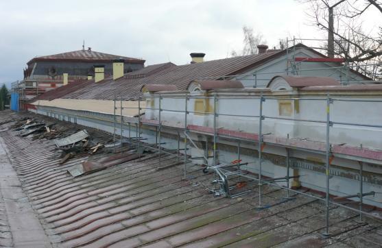 V Meziměstí se opravuje nádražní budova. Fasádu bude mít z období 19. století