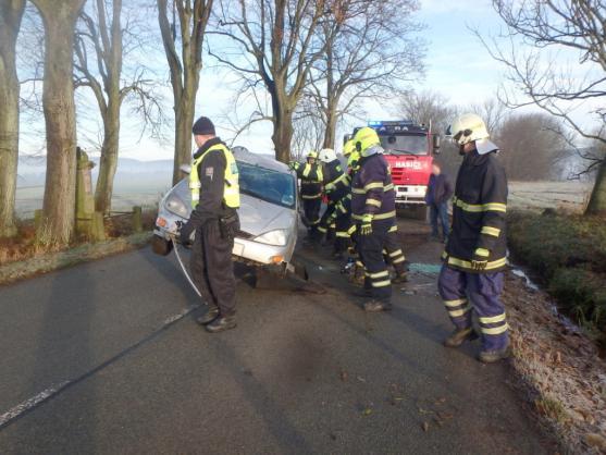 Osobní vozidlo skončilo na střeše a blokovalo jízdní pruh