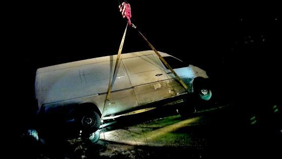 V Pěkově havarovala dodávka. Silnice byla po dobu zásahu uzavřena