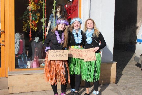 Vzpomínky jim nikdo nevezme. Studenti gymnázia se rozloučili se školou a spolužáky