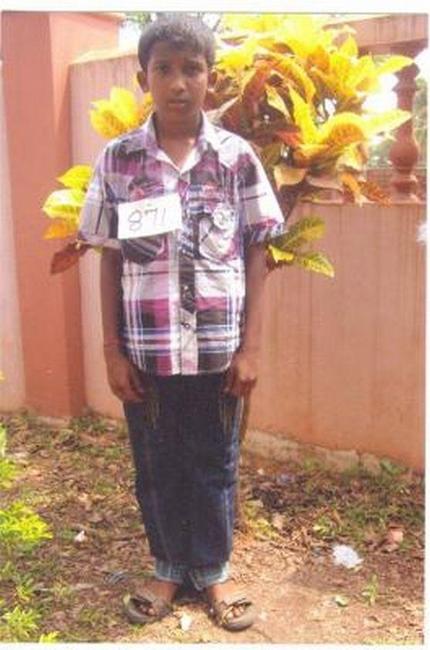 Indický chlapec, kterého finančně podporují studenti broumovského gymnázia, se učí na samé jedničky