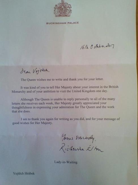 Dopisuje si někdo s Buckinghamským palácem? Vojta Hrábek z broumovského gymnázia ano!