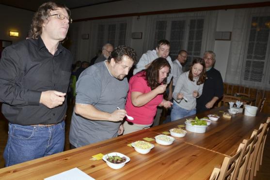 Ve Vernéřovicích spořádali 42 kilogramů bramborového salátu a k tomu sto řízků