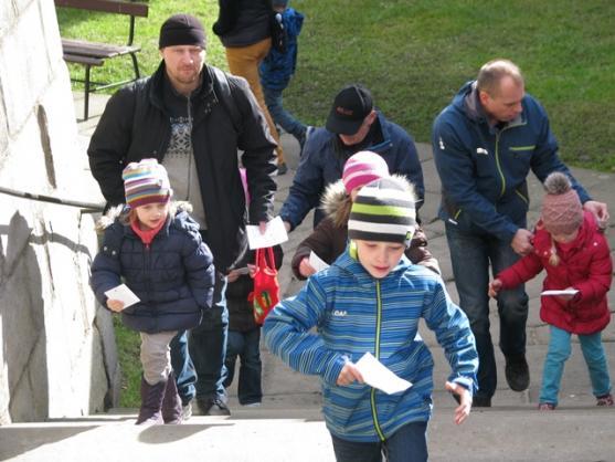 Děti hledaly v klášteře ztracená kuřátka