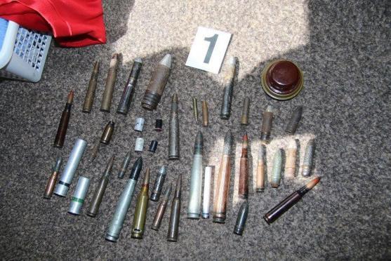 Policisté objevili u muže z Broumova vojenskou munici a střelný prach