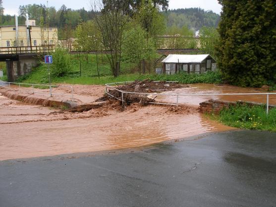 Přívaly deště rozvodnily Svinský potok v Olivětíně