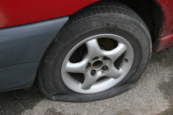 Řádění vandalů zasáhlo přes třicet vozidel