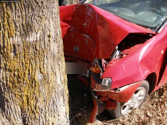 Pro zraněného řidiče, který narazil do stromu, přiletěl vrtulník