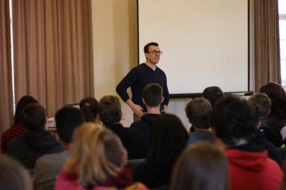 Patron dětí a triatlonista Tomáš Slavata besedoval v broumovském klášteře