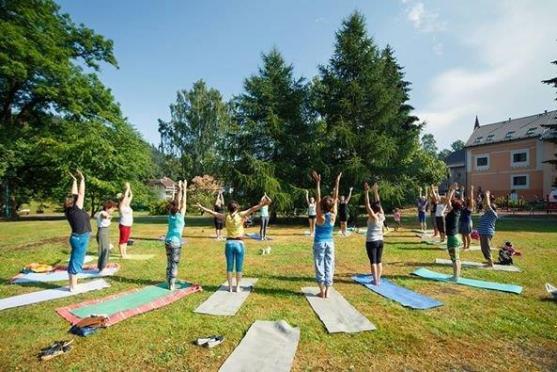 Charitativní koncert pro Adámka Svobodu představí britského zpěváka Paula Shoenfelta u vernéřovické studánky 