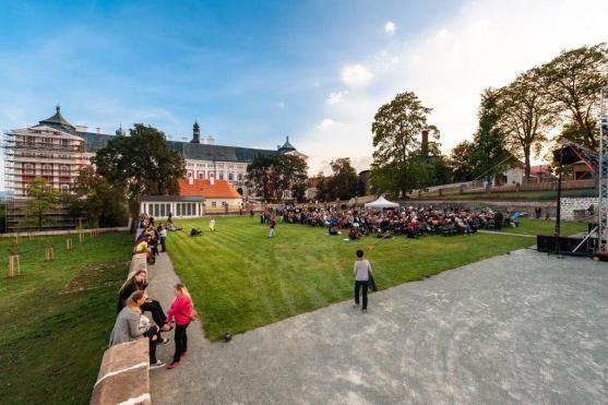 Hvězdy z PSO se snesly do klášterní zahrady. Vznikla tak neopakovatelná tradice venkovních charitativních koncertů 