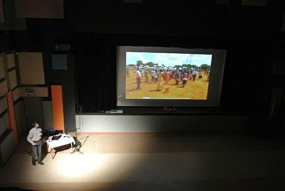 Na sále broumovského infocentra se besedovalo o odlehlé buši v jižním Sudánu