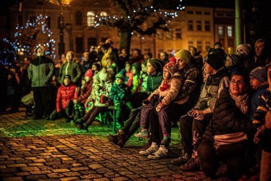 Na broumovském náměstí od neděle září vánoční strom