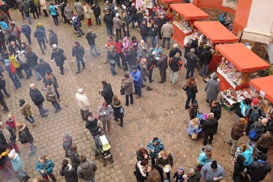 Adventní trh zaplnil areál broumovského kláštera stovkami lidí