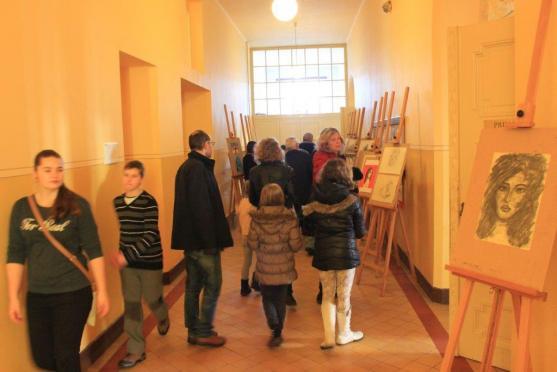 Fyzikální a chemické pokusy, morče a šneci, hudební produkce...Takový byl den otevřených dveří na Gymnáziu Broumov