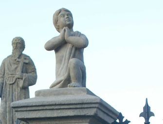 Ze sousoší Čtrnácti svatých pomocníků v Otovicích někdo ukradl dvě zrestaurované sošky