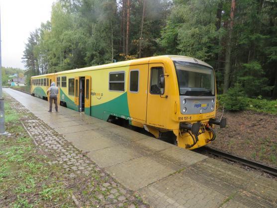 Řidička nedobrzdila na mokré silnici a narazila do projíždějícího vlaku