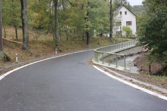 V Javoru byla slavnostně ukončena stavba opěrné zdi a přilehlé komunikace. Dokončí se jenom úsek objízdné trasy