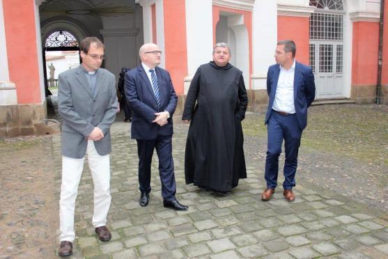 Ministr kultury Daniel Herman navštívil broumovský klášter a kostel ve Vernéřovicích