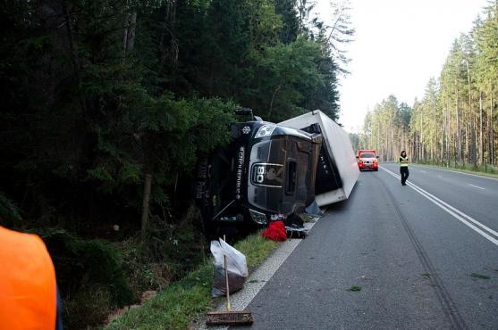 Na Pasách havaroval kamion. Vyprošťování trvalo až do večera