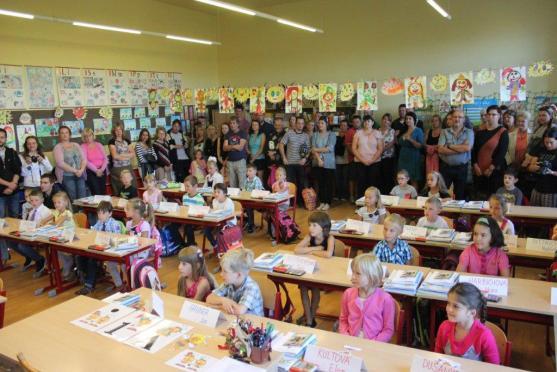 Prvňáčci zasedli do školních lavic