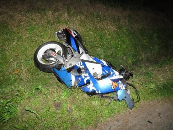 U Lachova havaroval motocykl a tři auta. Důvodem nehody bylo zřejmě předjíždění v zatáčce