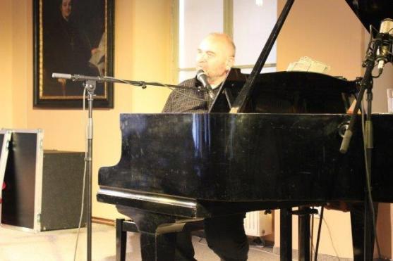 Jan Burian přivezl oddechové pásmo básní, fejetonů, historek i písní 