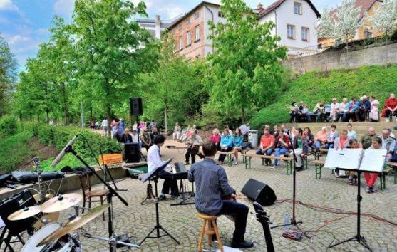 Prosluněné sváteční odpoledne v parku Alejka 