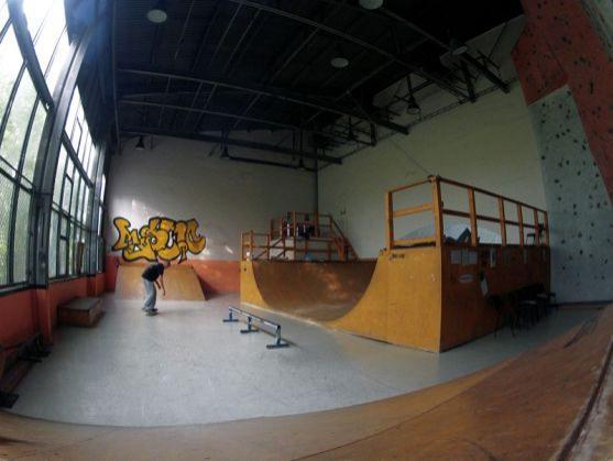 Blíží se Broumovská kotelnická miniramp sk8 seance