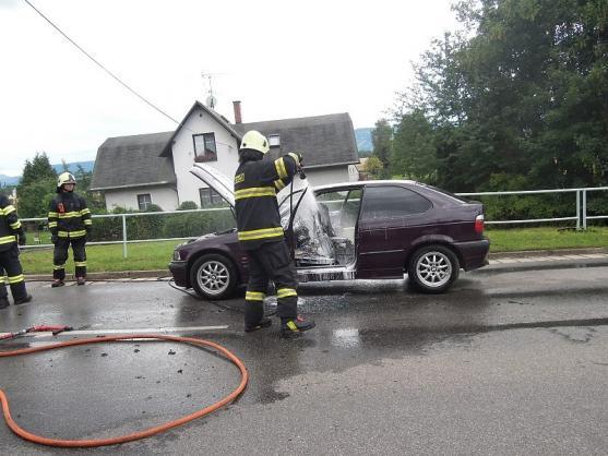 Na broumovské Masarykově třídě hořelo BMW
