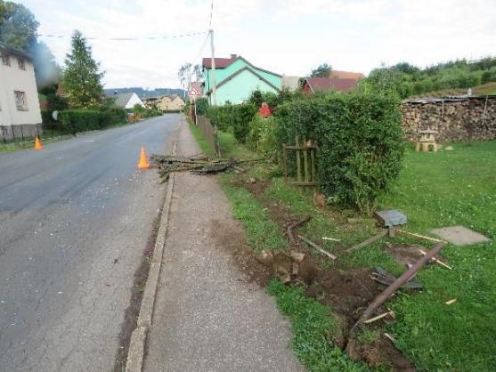 V Jetřichově havaroval nákladní automobil s osobním