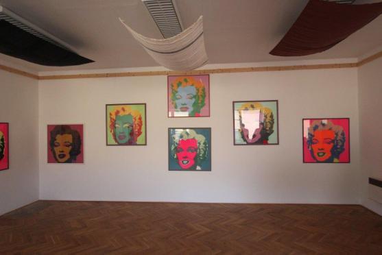 Police nad Metují zve na unikátní výstavu sítotisků Andyho Warhola