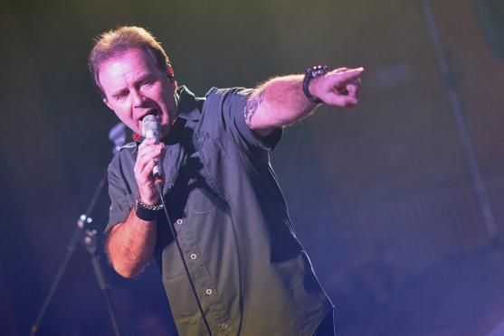 Jakub Smolík si poprvé zazpíval v Broumově. Sál Střelnice byl vyprodaný už měsíc před koncertem 