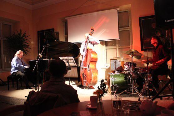 Trio WUH nadchlo Kreslírnu energickým jazzem 