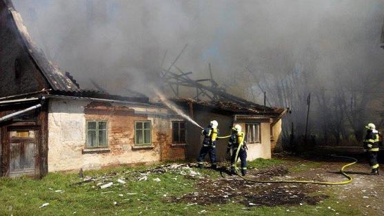 Sedm jednotek hasičů bojovalo s požárem dvou budov ve Vižňově
