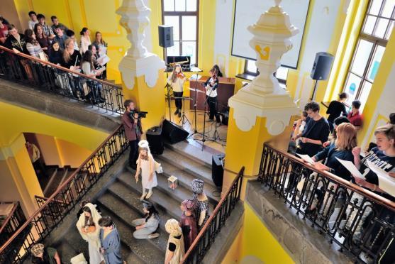 Vánoční karaoke na gymnáziu 