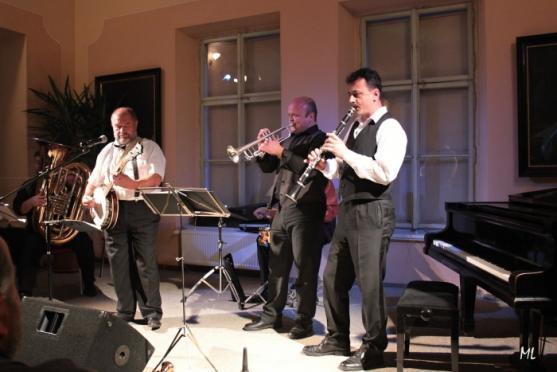 Dixielandová smečka Louisovi sirotci vyprodala ArtCafé 