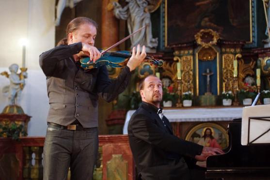 Pavel Šporcl nadchl zaplněný kostel sv. Michaela. Devátý ročník festivalu Za poklady Broumovska byl rekordní v návštěvnosti i výši dobrovolného vstupného 