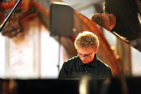 První polovinu festivalu Za poklady Broumovska zakončil koncert klavíristy Karla Vrtišky 