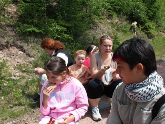 V Heřmánkovicích u Broumova uspořádali turistický pochod po úbočí Javořích hor